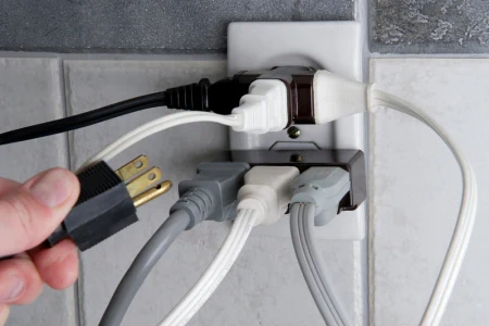 Tomacorrientes con sobrecarga electrica